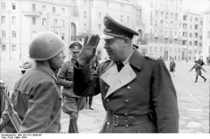 Mälzer durante una parata a Nettuno nel marzo 1944.