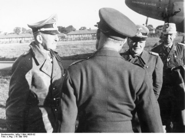 Ufficiali tedeschi in un campo di prigionia alleato. Da destra a sinistra. Ten. v Glasow, ten. gen. Hans Cramer, col. gen. v Arnim
