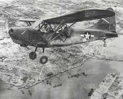 Un Piper in volo di ricognizione. Lo stesso velivolo con cui il gen. Poli atterrò all'aerorporto di Borgo Panigale (BO) il 19 aprile 1945.