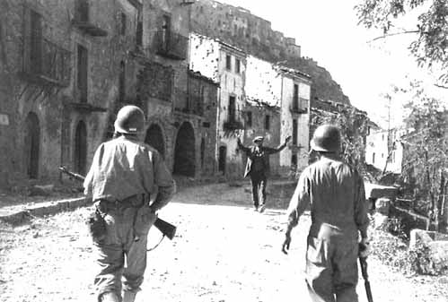 TROINA, 6 agosto 1943. Elementi della fanteria statunitense entra no nella città. (Foto Robert Capa)