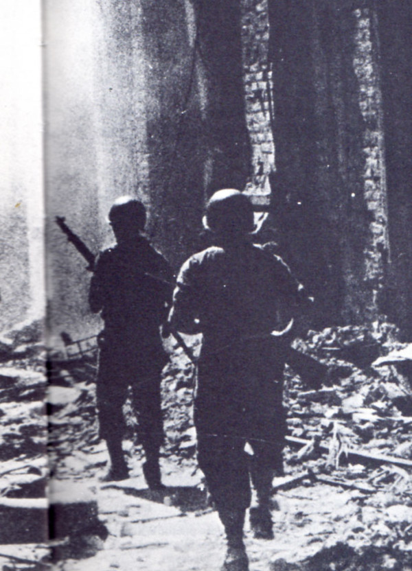Messina 1944. Un contingente di fanteria americana rastrella la città.