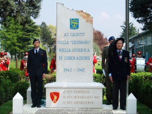 Bergamo. Il monumento, eretto a spese del gen. Cristofari,  in memoria del Gruppo di combattimento Legnano