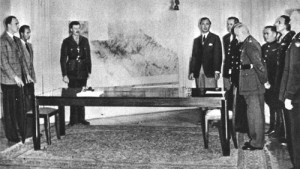 Nel salone di palazzo Borbone, Caserta, a sinistra i delegati tedeschi, di fronte l'estensore del verbale delle tre firme e l'interprete tedesco, a destra il Generale Morgan e alle sue spalle anche il Generale Kislenko (con gli stivali).