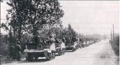 1945 - Bren Carriers - Gruppo di Combattimento Friuli -avanzano sulla strada 9 in direzione Castel S.Pietro, Bologna. (cfr. Imperial War Museum, London)