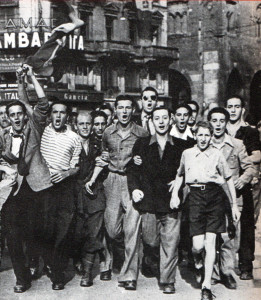 Milano, 26 luglio 1943.Alla notizia della caduta di Mussolini, un corteo esulatante percorre le vie della città.